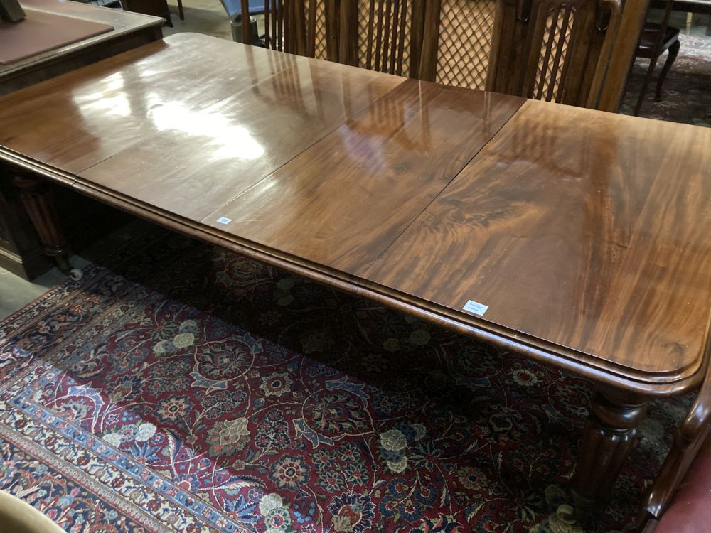 A Victorian mahogany extending dining table, 230cm extended (two spare leaves), width 120cm height 74cm